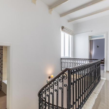 Charming Four Bedroom Townhouse One Minute Away From The Seafront Sliema Bagian luar foto