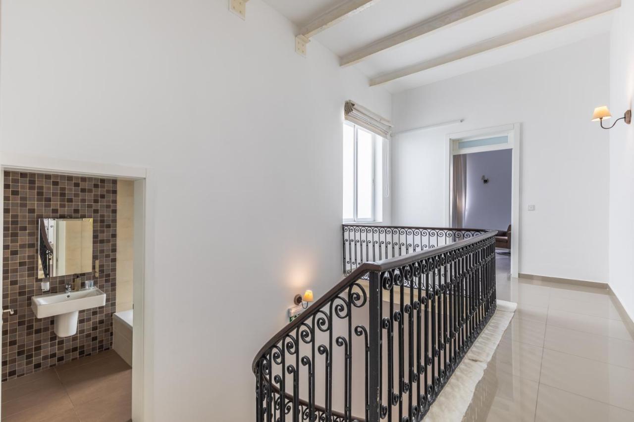 Charming Four Bedroom Townhouse One Minute Away From The Seafront Sliema Bagian luar foto