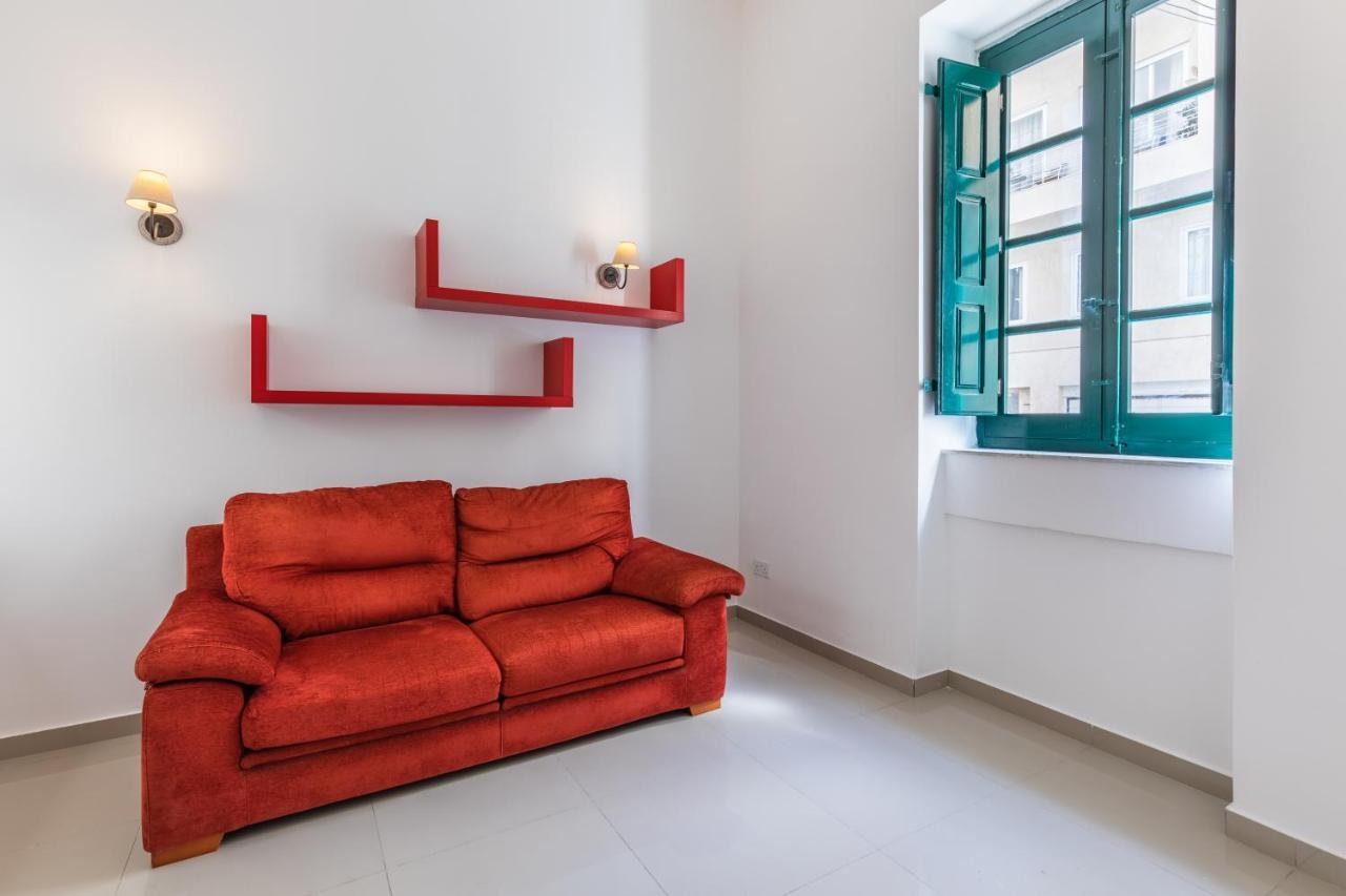 Charming Four Bedroom Townhouse One Minute Away From The Seafront Sliema Bagian luar foto